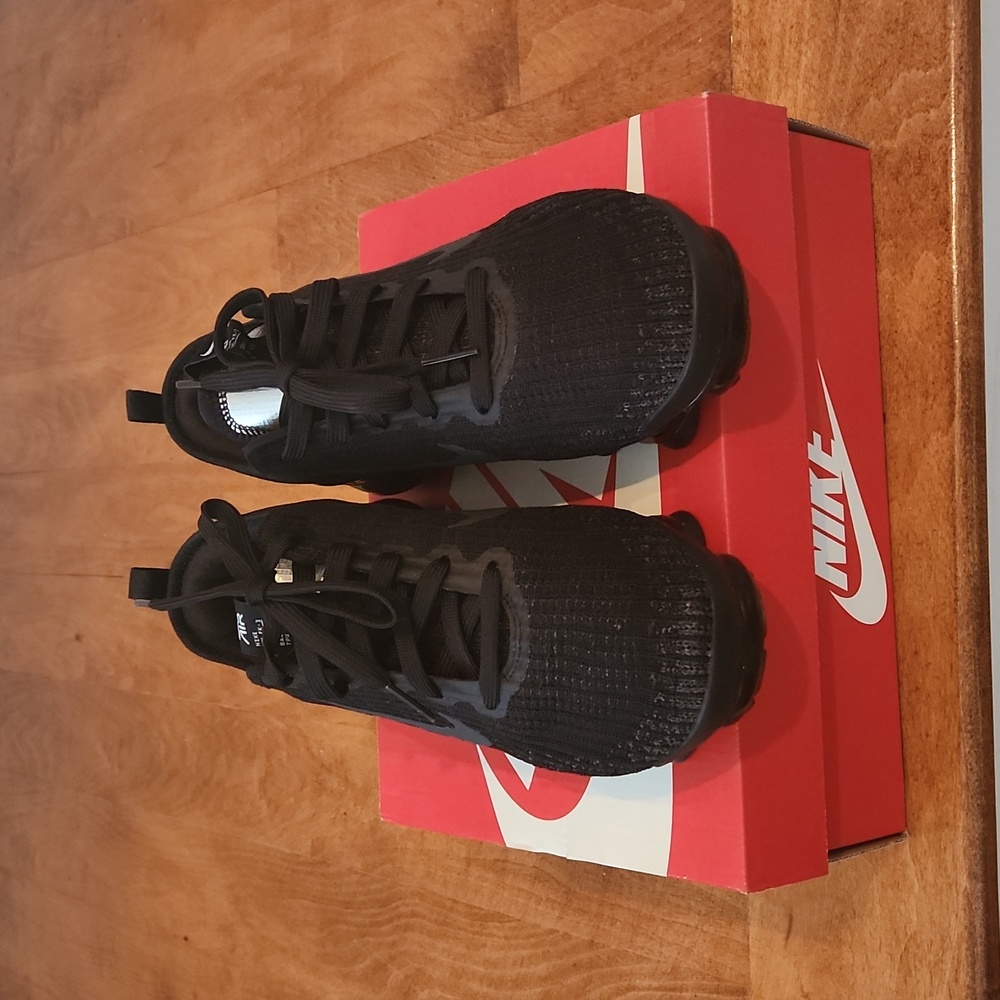 🖤Vapormax Nike sneakers🖤 6 Youth, Women 8